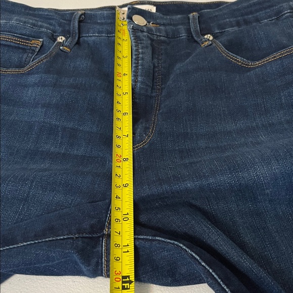 Good American Flare Jeans - Picture 11 of 14